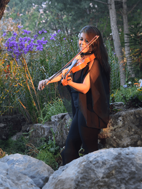 Elizabeth tocando el violín